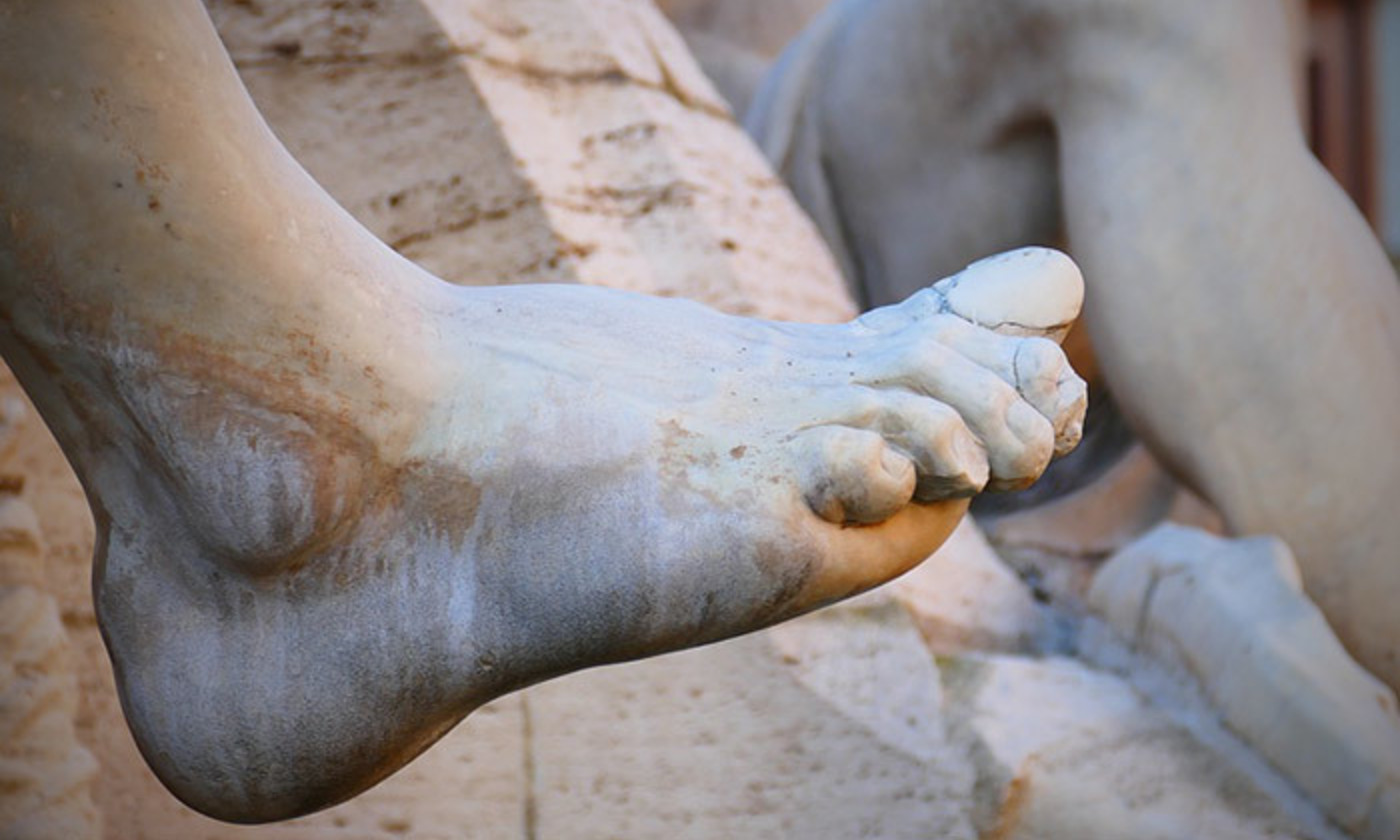 statue-foot